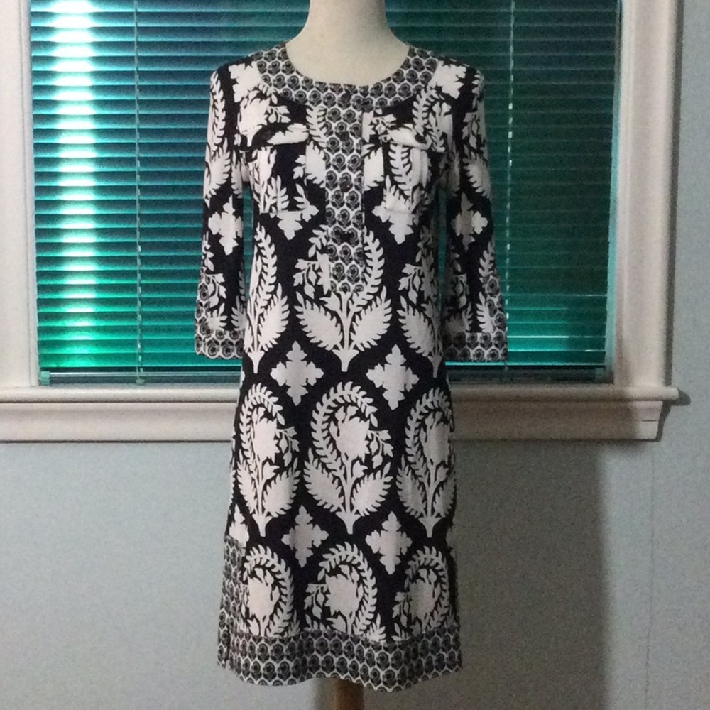 DVF Elegant Black and Off-White Patterned Silk Knit Shift Dress w/Pockets! Sz 4